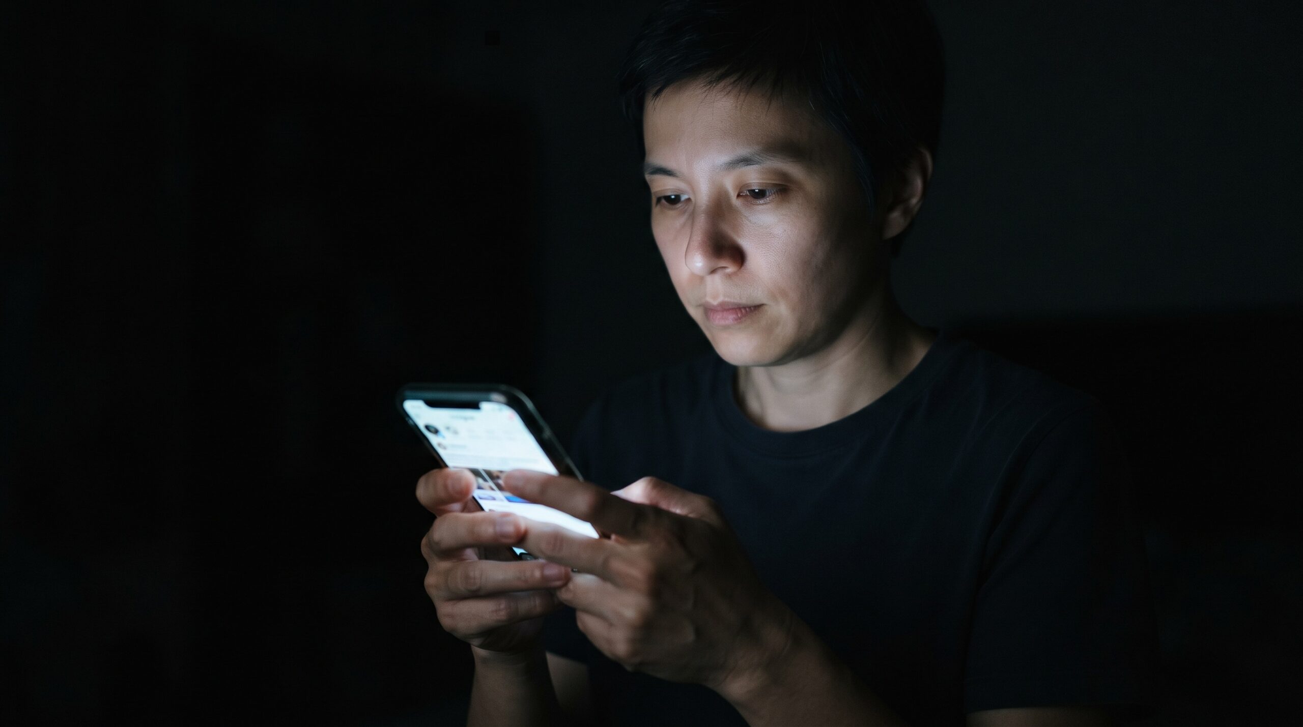 Bahaya Doomscrolling Kebiasaan Scroll Berita Buruk Tanpa Henti yang Diam-diam Merusak Mental 1